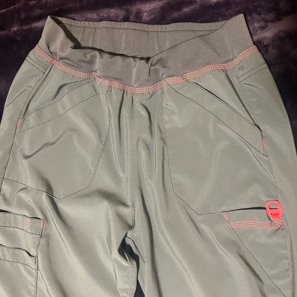 CARHARTT | Grey & Pink Scrub Set - Picture 14 of 15